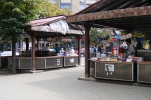 Primaria Ploiesti scoate la licitatie tarabele din centru ale buchiniştilor. Standurile vor fi înlocuite cu terase şi cafenele