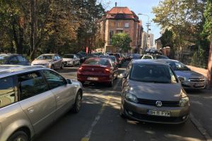 Haos pentru pasaj: Blocaje pe strada Libertăţii din centrul Oradiei, închisă de pe o zi pe alta (FOTO)