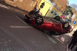 FOTO Trafic blocat pe Berăriei. O maşină s-a răsturnat
