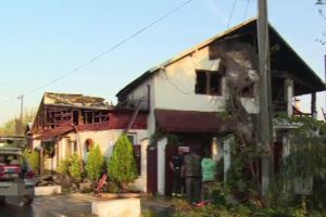 Crevedia: Focul a distrus o locuinţă şi un bar