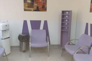 SJU: Dozatoare de apă şi standuri de încărcare a telefoanelor în sălile de aşteptare