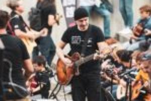 Sute de persoane, la prima ediţie a serenadei urbane Timişoara Guitar Meeting! Libertatea, celebrată prin muzică