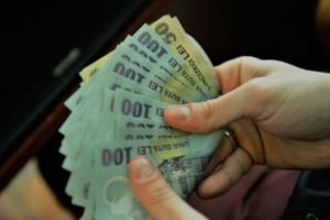 Veste bună pentru angajaţii cu studii superioare! Ce condiţii trebuie să îndeplinească pentru a obţine un salariu minim de 2.620 de lei