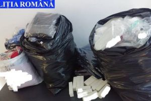 FOTO: Produse contrafăcute găsite de poliţişti într-un autocar care venea din Turcia