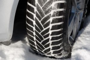 Amendă de 725 de lei, chiar dacă aveţi anvelope de iarna şi lanţuri !