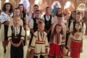 Vacanţă în tinda bisericii