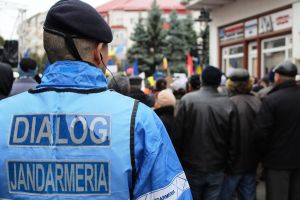 Jandarmii, alături de locuitorii din Fieni