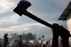 Tentativă de omor! Un botoşănean a fost condamnat după ce a lovit un vecin cu bărdiţa în cap