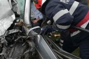 Botoşănean rănit grav după ce a intrat cu maşina într-un camion