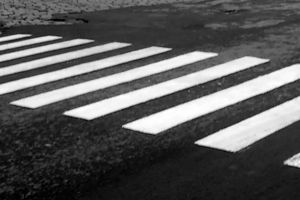 Minoră accidentată pe trecerea de pietoni, de o şoferiţă neatentă