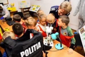 Copiii de la doua unitati scolare din Baia Mare au ajuns in laboratorul criminalistic al IPJ Maramures (FOTO)