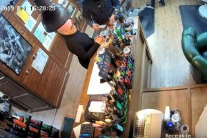 VIDEO Imagini incredibile, la Braşov! Angajata unei frizerii, UMILITĂ de poliţişti!