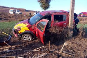 Accident grav în Cluj, provocat de un sătmărean. Maşină proiectată la 10 metri de şosea
