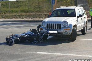 FOTO, VIDEO. ACCIDENT rutier în Alba Iulia, zona Bazinului Olimpic: Coliziune între o motocicletă şi un autoturism. Trafic blocat