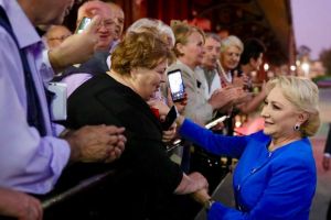 PSD măreşte salariul minim pentru a treia oară de când a preluat guvernarea (P)