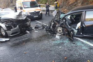 FOTO Impact devastator pe Valea Oltului – Trafic blocat total