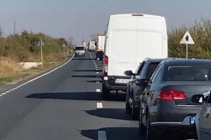 Accident grav lângă Nojorid: Un bărbat a murit, trafic îngreunat pe DN79