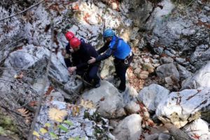 Turişti străini blocaţi pe un perete stâncos, salvaţi de jandarmii montani
