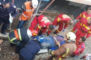 FOTO: Bărbat prins sub un mal de pământ, salvat de pompieri