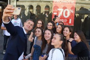 Dan Barna, primul prezidenţiabil la Oradea: A făcut selfie-uri, i-a dat autograf lui Emeric Ienei şi le-a spus orădenilor că acuzaţiile la adresa lui sunt 
