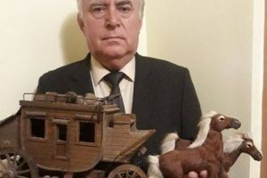 Poştaşul sună adunarea la expoziţie. Vedeţi machete, telefonul cu disc şi radioul cu lămpi