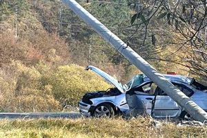 FOTO. Accident la Luna de Sus. Un BMW a rupt un stâlp şi s-a făcut praf