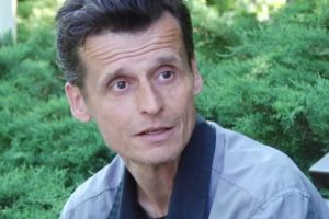 Surpriză din partea elevilor pentru cel mai iubit gardian de şcoală din Târgovişte