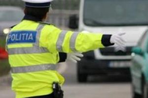 Deşi nu deţinea permis de conducere, a încercat să-i păcălească pe poliţişti cu un document fals