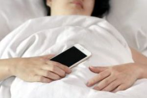 Utilizarea retelelor de socializare, asociata cu un somn precar la adolescenti