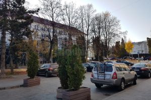 Străzile Aleea Nucului şi Libertăţii au fost transformate oficial în parcări