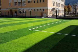 Școala din Vereşti, fără standarde minime de calitate. La polul opus, Școala Nr. ...