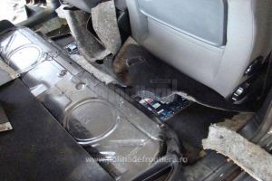 Autoturism cu podea „blindată” cu pachete de ţigări, confiscat în PTF Siret