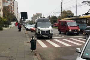 FOTO Accident la Botoşani! Femeie rănită după coliziunea dintre un microbuz şi un autoturism