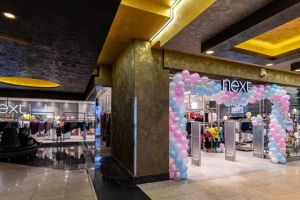 Next a deschis primul magazin din afara Bucureştiului, în ansamblul mixt Iulius Town