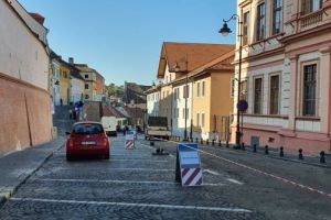 FOTO Haos în centrul Sibiului. Zeci de locuri de parcare închise
