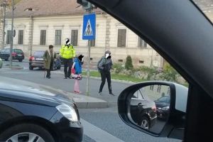 FOTO Gestul unui poliţist sibian a stârnit rumoare. ”Normalitatea ne şochează”