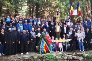 FOTO: Conducerea Jandarmeriei Vrancea a participat la sfinţirea unui monument din munţii Zboina