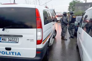 Percheziţii la EVAZIONIȘTI din Argeş, suspecţi săltaţi de mascaţi!