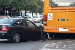 ACCIDENT RUTIER pe Calea Moţilor din Alba Iulia: O persoană rănită după o coliziune între un autoturism şi un autobuz din cauza unei neacordări de prioritate
