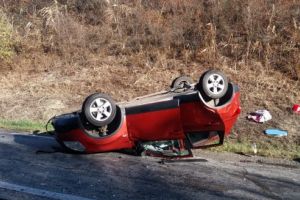 FOTO: Accident în Sărmăşel Gară, un autoturism s-a răsturnat