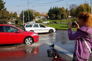 Pârâu în mijlocul oraşului: Maşinile şi tramvaiele au circulat prin apă, la intersecţia dintre bulevardele Dacia şi Decebal (FOTO / VIDEO)
