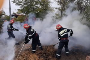 Incendiu in Iazurile, judetul Tulcea. Au luat foc mai multi baloti de paie (galerie foto) 