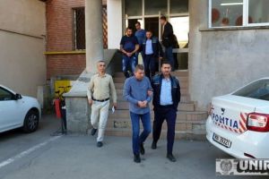 Hoţii care furau BANI şi BIJUTERII din maşini de LUX cu ajutorul unor sisteme de bruiaj, ARESTAȚI la domiciliu