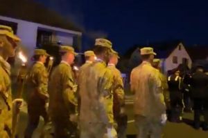 VIDEO Moment emoţionant de Ziua Armatei la Sibiu – Retragere cu torţe pe străzile oraşului