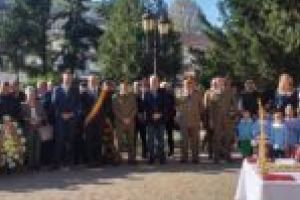 Coroane de flori la monumentul Generalului Ioan Dragalina, în semn de recunoştinţă pentru Armata Română