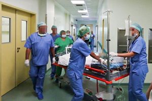 Starea elevului ce a căzut în gol de la etajul 2, critică. Internat la Terapie Intensivă