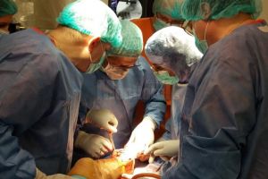 Pacientul căruia i s-a montat proteză de gleznă la Spitalul de Urgenţă Suceava va putea ...