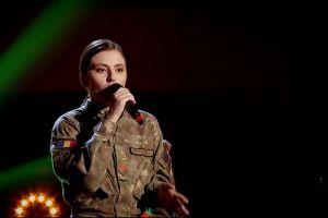 O tânără din Năsăud şi-a încercat talentul la Vocea României în haine militare