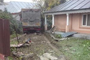 Accident. Un tir a intrat intr-o gospodarie din judetul Galati