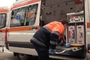 Caz incredibil! O botoşăneancă a născut în plină stradă asistată de nişte vecine